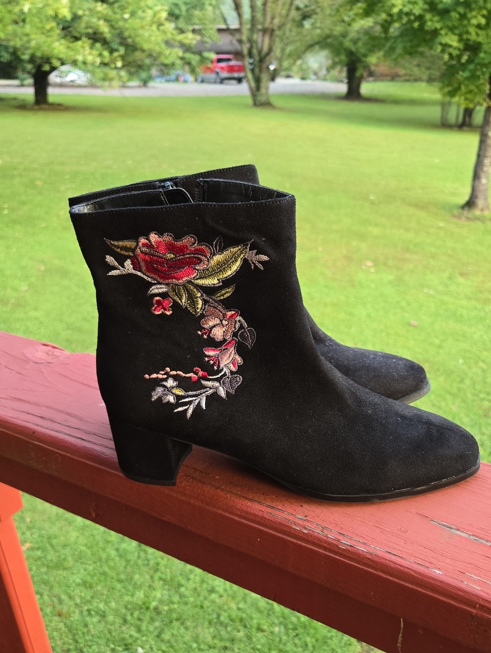 Black Embroidered Faux Suede Ankle Boots with Floral Accent - Women's 8 🩷💚❤️